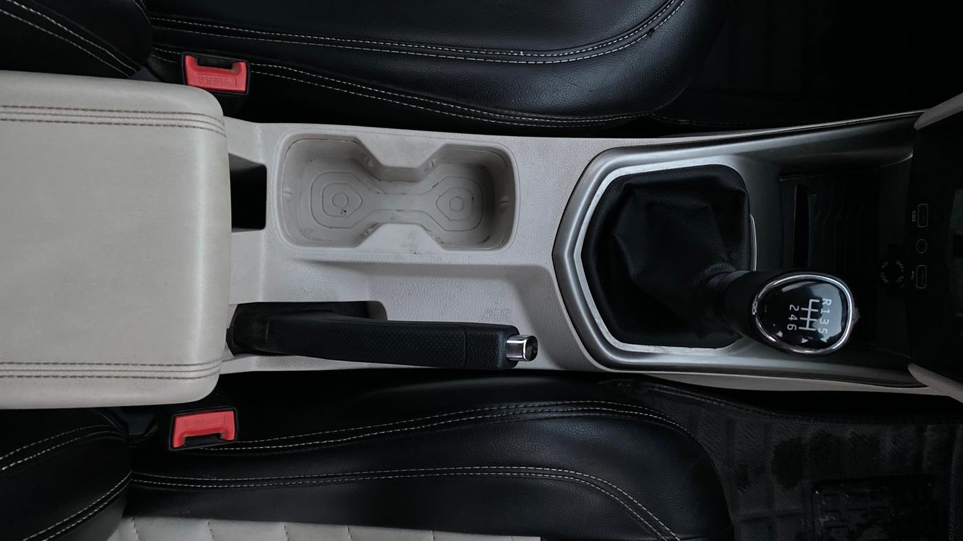 2021 Mahindra XUV300 W8 1.2 PETROL, Petrol, Manual, 38,257 km, Gear Lever