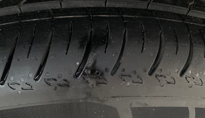 2021 Mahindra XUV300 W8 1.2 PETROL, Petrol, Manual, 38,257 km, Right Rear Tyre Tread