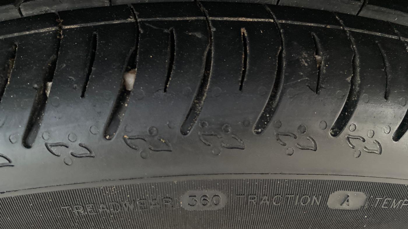 2021 Mahindra XUV300 W8 1.2 PETROL, Petrol, Manual, 38,257 km, Right Front Tyre Tread