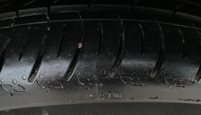 2021 Mahindra XUV300 W8 1.2 PETROL, Petrol, Manual, 38,257 km, Left Front Tyre Tread