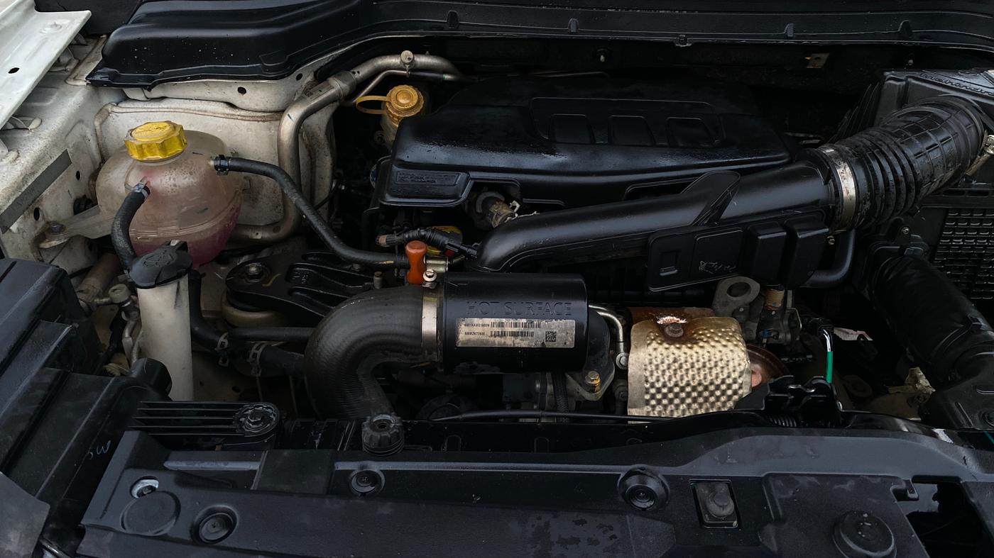 2021 Mahindra XUV300 W8 1.2 PETROL, Petrol, Manual, 38,257 km, Engine View - Right
