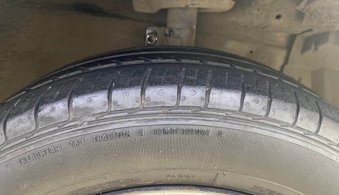 2014 Maruti Ertiga VXI CNG, CNG, Manual, 96,429 km, Right Front Tyre Tread