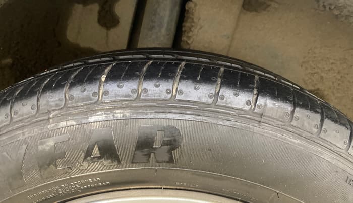 2014 Maruti Ertiga VXI CNG, CNG, Manual, 96,429 km, Right Rear Tyre Tread