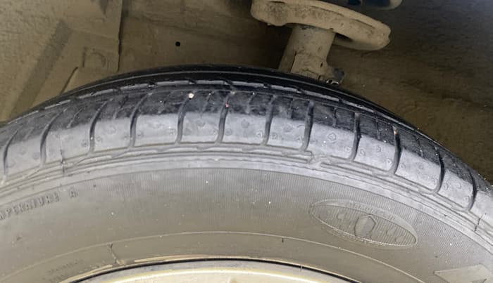 2014 Maruti Ertiga VXI CNG, CNG, Manual, 96,429 km, Left Front Tyre Tread