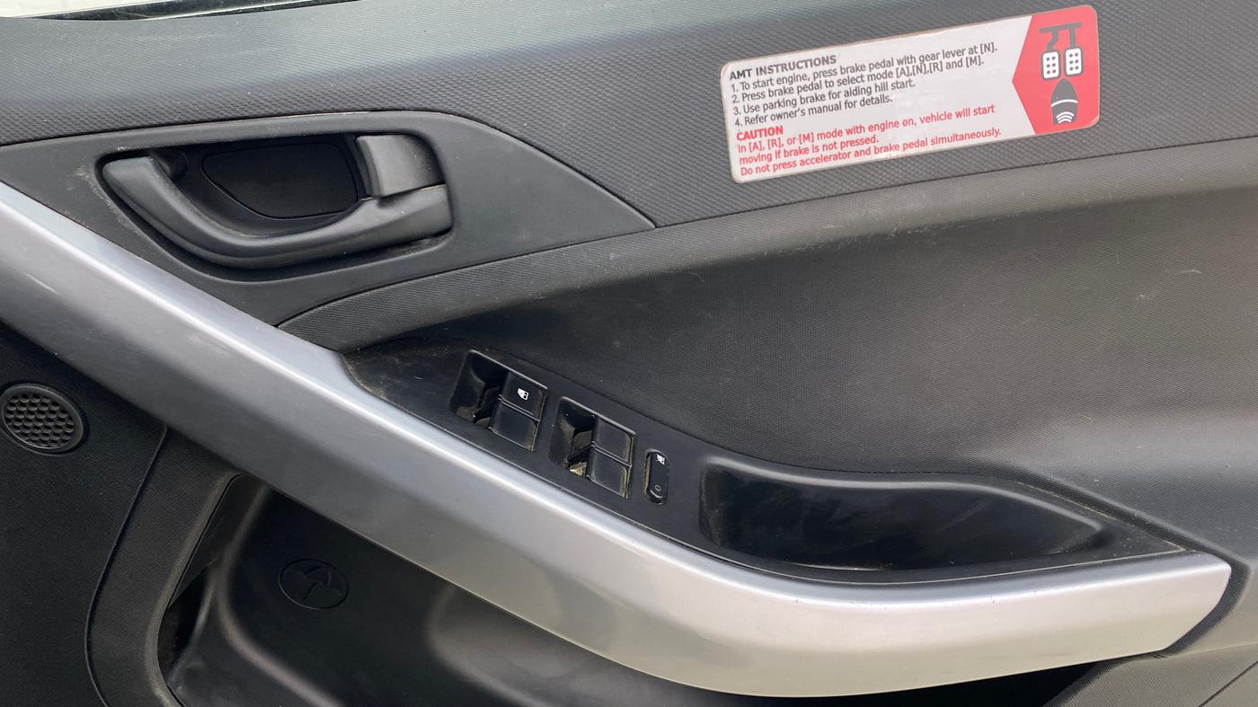 2022 Tata NEXON XMA PLUS SUNROOF PETROL, Petrol, Automatic, 51,038 km, Driver Side Door Panels Control