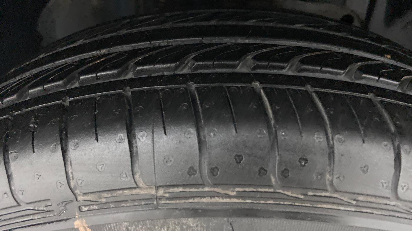2014 Ford Ecosport 1.5 TREND TDCI, Diesel, Manual, 1,32,170 km, Right Front Tyre Tread