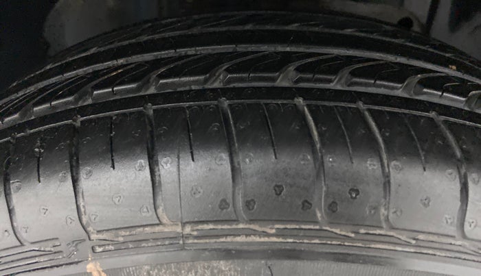2014 Ford Ecosport 1.5 TREND TDCI, Diesel, Manual, 1,32,170 km, Right Front Tyre Tread
