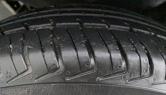2019 Renault Kwid 1.0 RXT Opt, Petrol, Manual, 21,168 km, Right Rear Tyre Tread