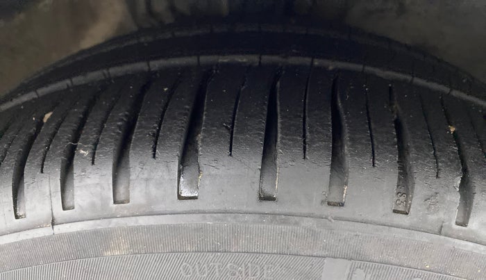 2014 Skoda Rapid ELEGANCE 1.6 TDI MT, Diesel, Manual, 84,401 km, Right Front Tyre Tread