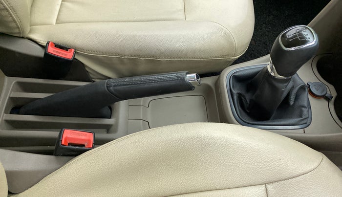 2014 Skoda Rapid ELEGANCE 1.6 TDI MT, Diesel, Manual, 84,401 km, Gear Lever