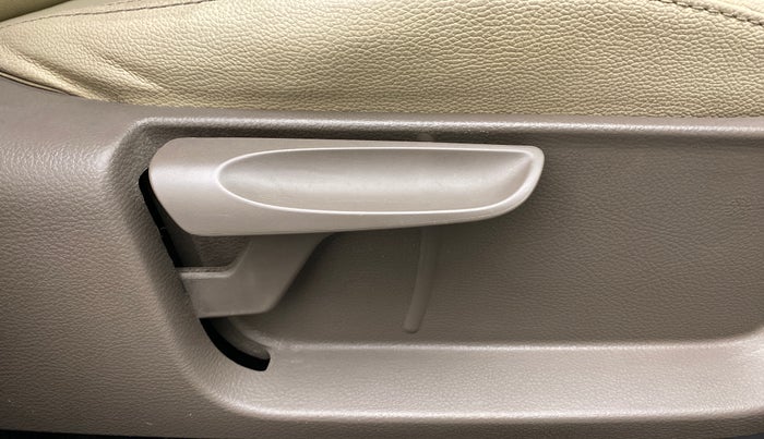 2014 Skoda Rapid ELEGANCE 1.6 TDI MT, Diesel, Manual, 84,401 km, Driver Side Adjustment Panel