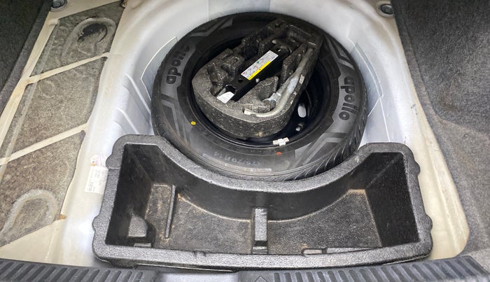 2014 Skoda Rapid ELEGANCE 1.6 TDI MT, Diesel, Manual, 84,401 km, Spare Tyre