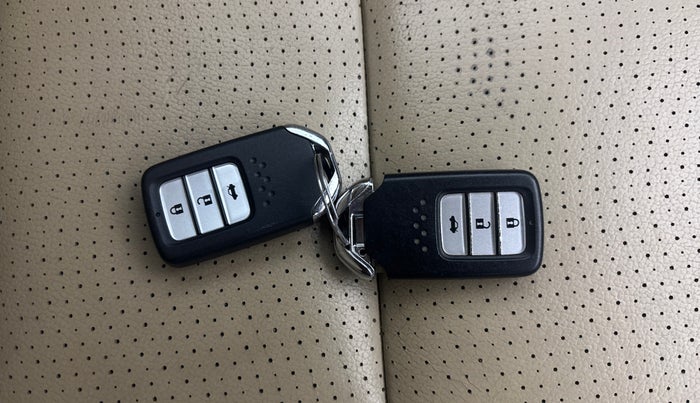 2015 Honda City 1.5L I-VTEC VX CVT, Petrol, Automatic, 1,07,977 km, Key Close Up