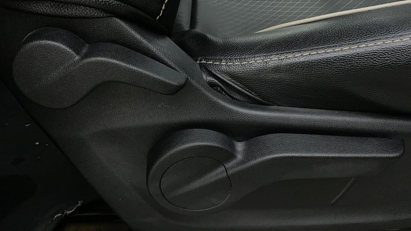 2018 Mahindra MARAZZO M4 7STR, Diesel, Manual, 79,641 km, Driver Side Adjustment Panel