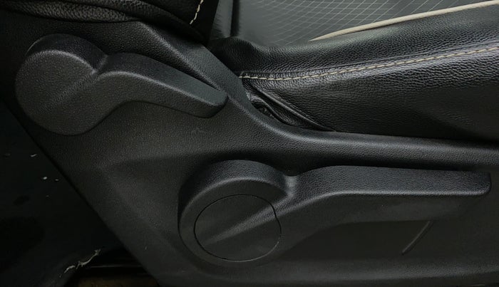 2018 Mahindra MARAZZO M4 7STR, Diesel, Manual, 79,641 km, Driver Side Adjustment Panel