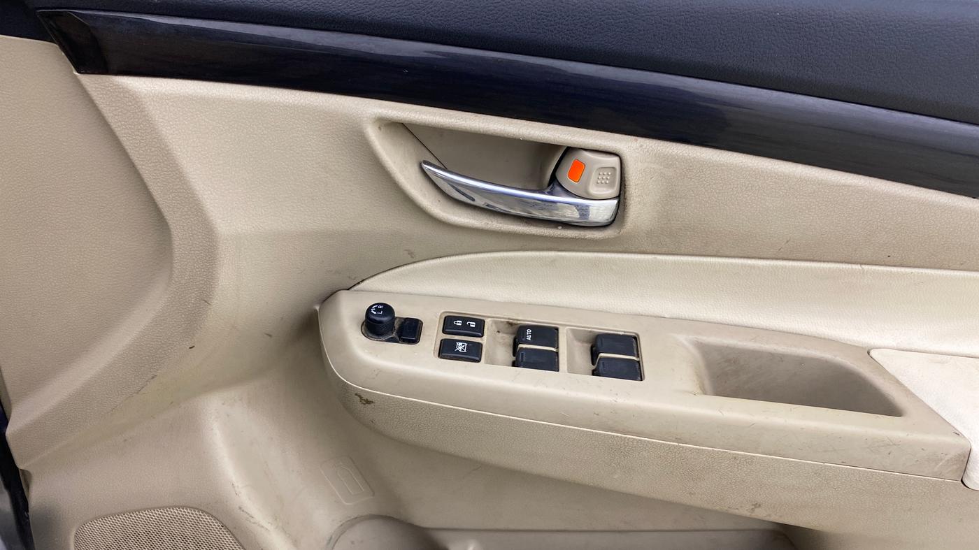 2016 Maruti Ciaz ZDI+ SHVS, Diesel, Manual, 1,36,035 km, Driver Side Door Panels Control
