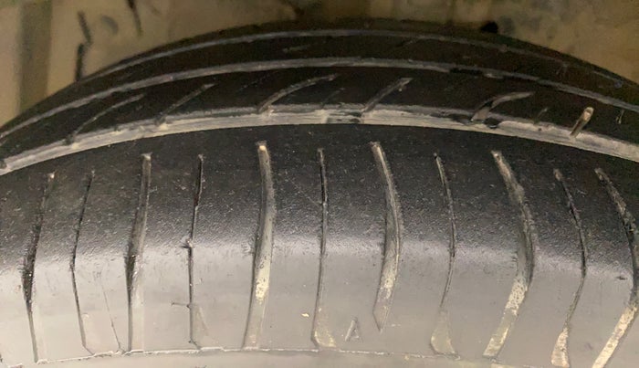 2015 Maruti Swift VDI ABS, Diesel, Manual, 87,989 km, Left Front Tyre Tread