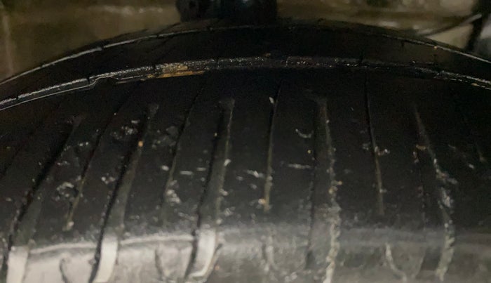 2017 Maruti Ertiga VXI CNG, CNG, Manual, 82,888 km, Right Front Tyre Tread