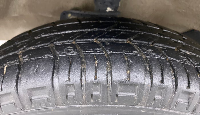 2019 Maruti Eeco 7 STR, Petrol, Manual, 24,832 km, Left Front Tyre Tread