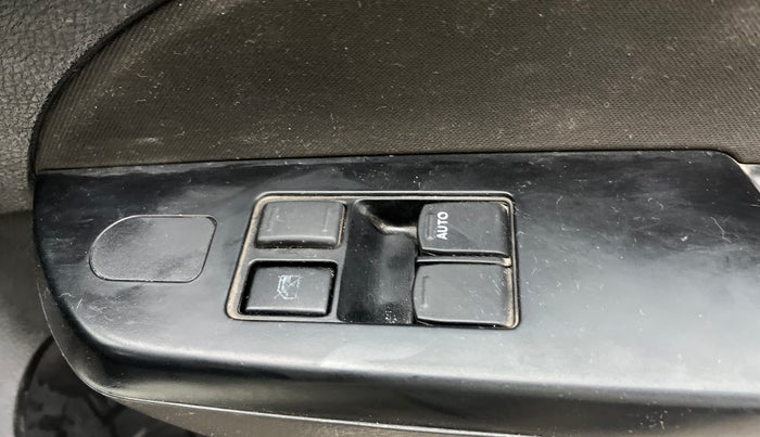 2016 Maruti Swift LXI (O), Petrol, Manual, 44,420 km, Driver Side Door Panels Control