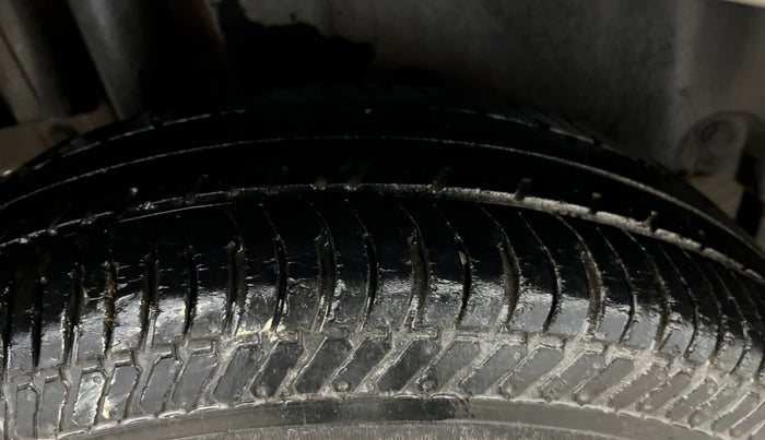 2016 Maruti Swift LXI (O), Petrol, Manual, 44,420 km, Right Rear Tyre Tread