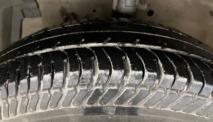 2016 Maruti Swift LXI (O), Petrol, Manual, 44,420 km, Left Front Tyre Tread