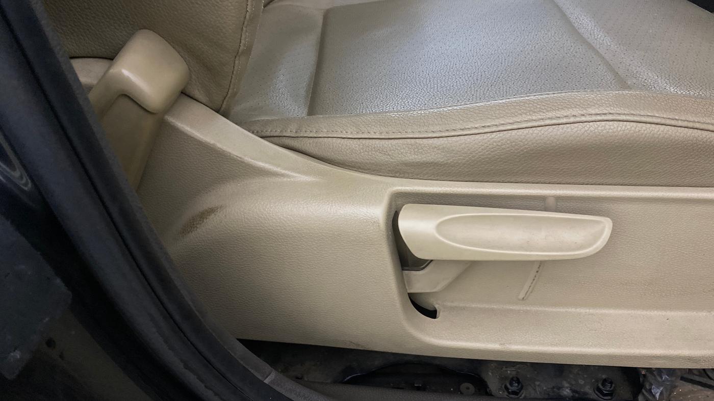 2015 Volkswagen Vento HIGHLINE 1.6 MPI, Petrol, Manual, 78,662 km, Driver Side Adjustment Panel