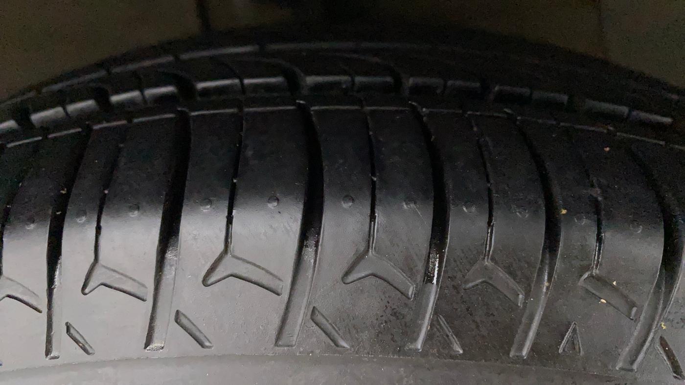 2016 Hyundai Grand i10 ASTA (O) 1.2 KAPPA VTVT, Petrol, Manual, 38,193 km, Right Front Tyre Tread