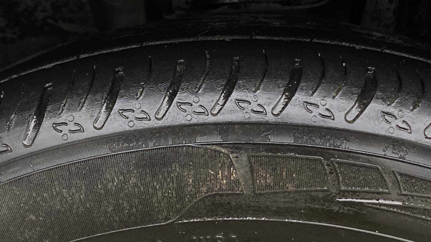 2021 Nissan MAGNITE XV PREMIUM TURBO CVT, Petrol, Automatic, 35,880 km, Left Front Tyre Tread