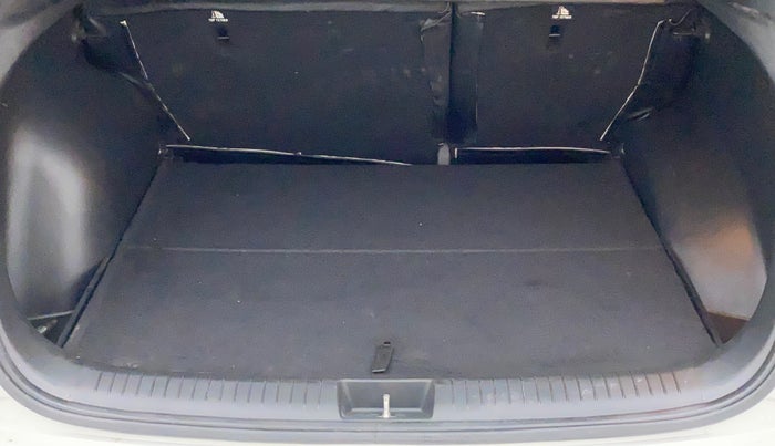 2016 Hyundai Creta SX PLUS AT 1.6 PETROL, Petrol, Automatic, 66,911 km, Boot Inside