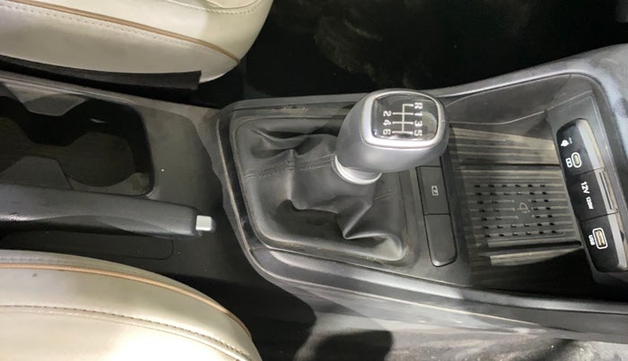 2024 Hyundai Verna SX (O) 1.5 MPI MT, Petrol, Manual, 9,359 km, Gear Lever