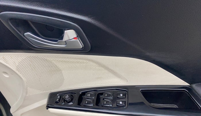 2024 Mahindra XUV 3XO AX5 1.2 L TCMPFi, Petrol, Manual, 6,533 km, Driver Side Door Panels Control