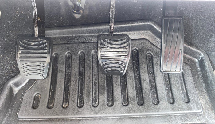 2024 Mahindra XUV 3XO AX5 1.2 L TCMPFi, Petrol, Manual, 6,533 km, Pedals