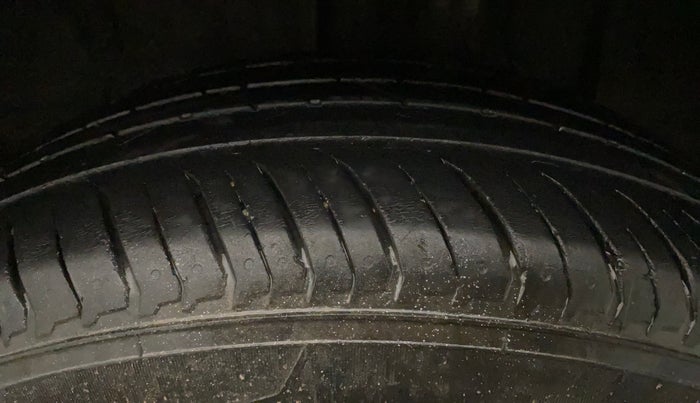 2022 Nissan MAGNITE XE, Petrol, Manual, 37,032 km, Left Rear Tyre Tread