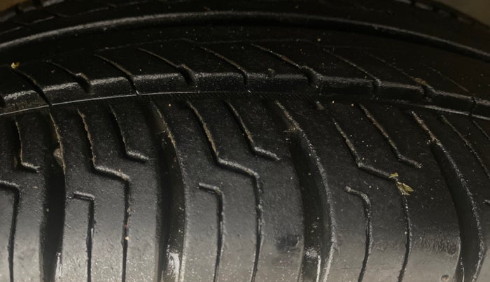 2015 Volkswagen Polo COMFORTLINE 1.2L, Petrol, Manual, 67,232 km, Right Front Tyre Tread