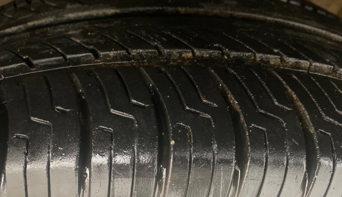 2015 Volkswagen Polo COMFORTLINE 1.2L, Petrol, Manual, 67,232 km, Left Front Tyre Tread