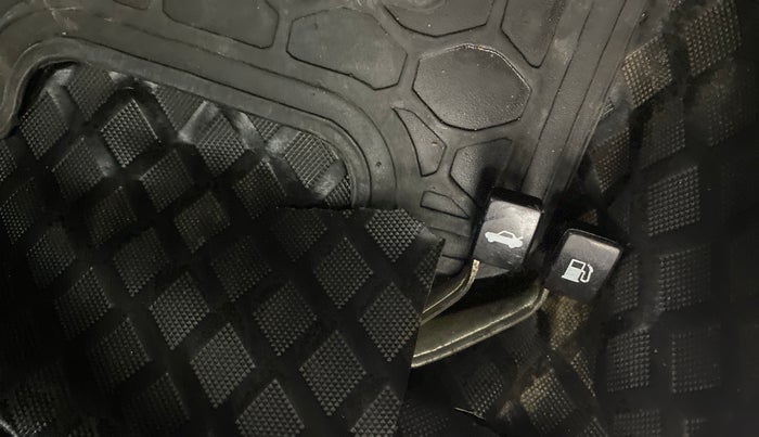 2017 Maruti Swift VXI D, Petrol, Manual, 54,038 km, Flooring - Carpet is minor damage