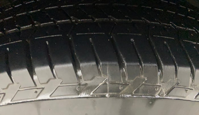 2016 Mahindra XUV500 W10 AT, Diesel, Automatic, 89,467 km, Right Front Tyre Tread