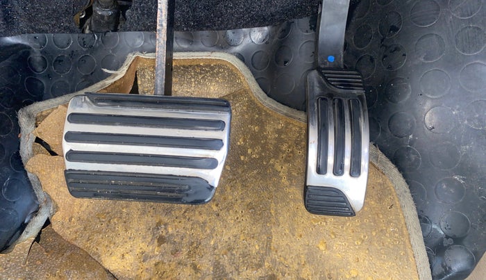 2016 Mahindra XUV500 W10 AT, Diesel, Automatic, 89,467 km, Pedals