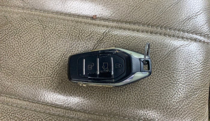 2016 Mahindra XUV500 W10 AT, Diesel, Automatic, 89,467 km, Key Close Up