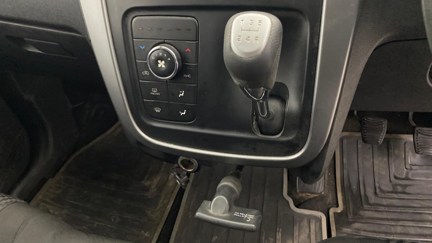 2018 Mahindra KUV 100 NXT K8 P 6 STR, Petrol, Manual, 13,934 km, Gear Lever