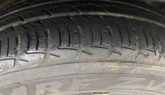 2018 Mahindra KUV 100 NXT K8 P 6 STR, Petrol, Manual, 13,934 km, Right Front Tyre Tread