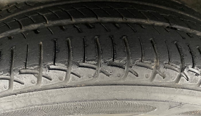 2018 Mahindra KUV 100 NXT K8 P 6 STR, Petrol, Manual, 13,934 km, Left Front Tyre Tread