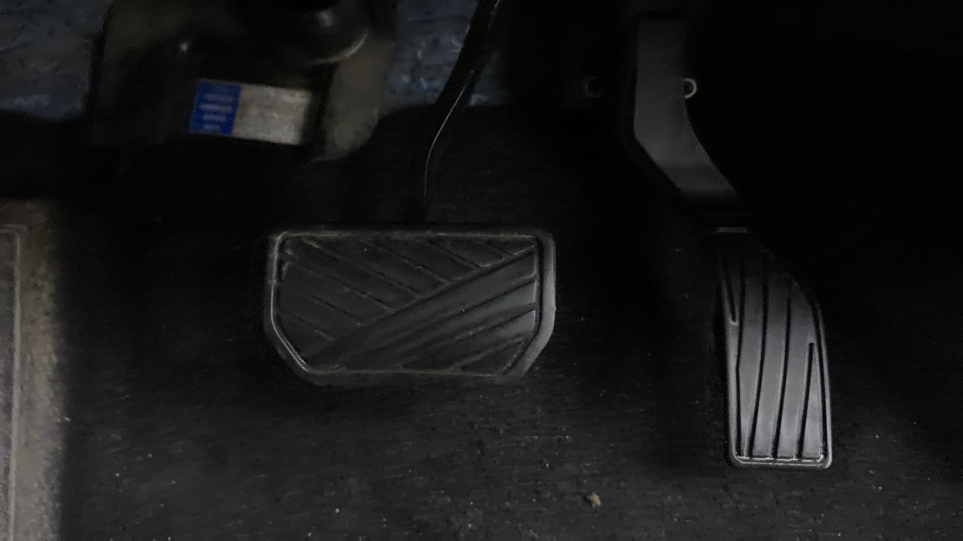2020 Maruti S Cross ALPHA AT SMART HYBRID, Petrol, Automatic, 17,405 km, Pedals