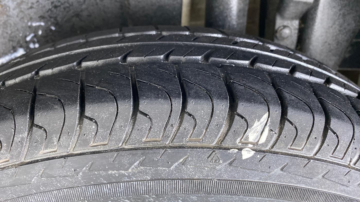 2015 Maruti Swift LXI (O), Petrol, Manual, 25,084 km, Left Rear Tyre Tread