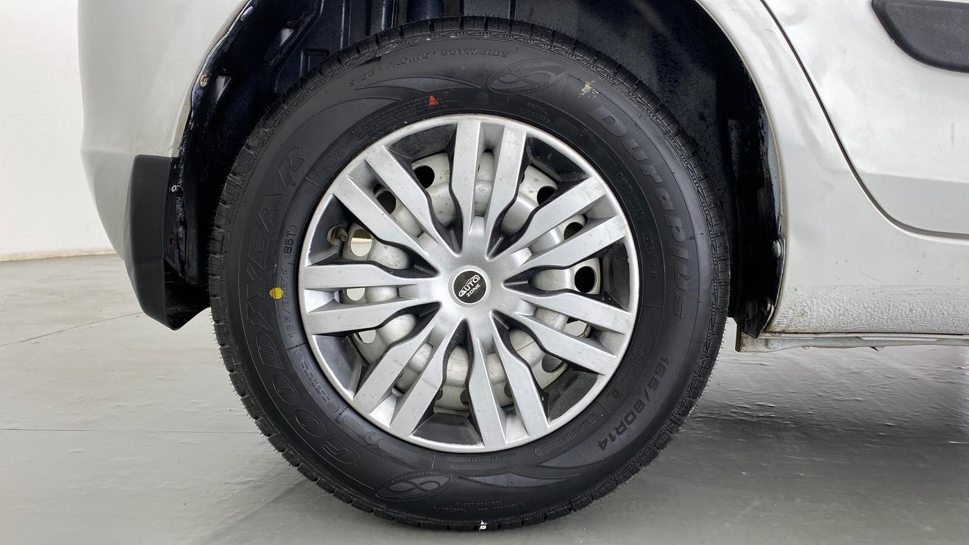 2015 Maruti Swift LXI (O), Petrol, Manual, 25,084 km, Right Rear Wheel