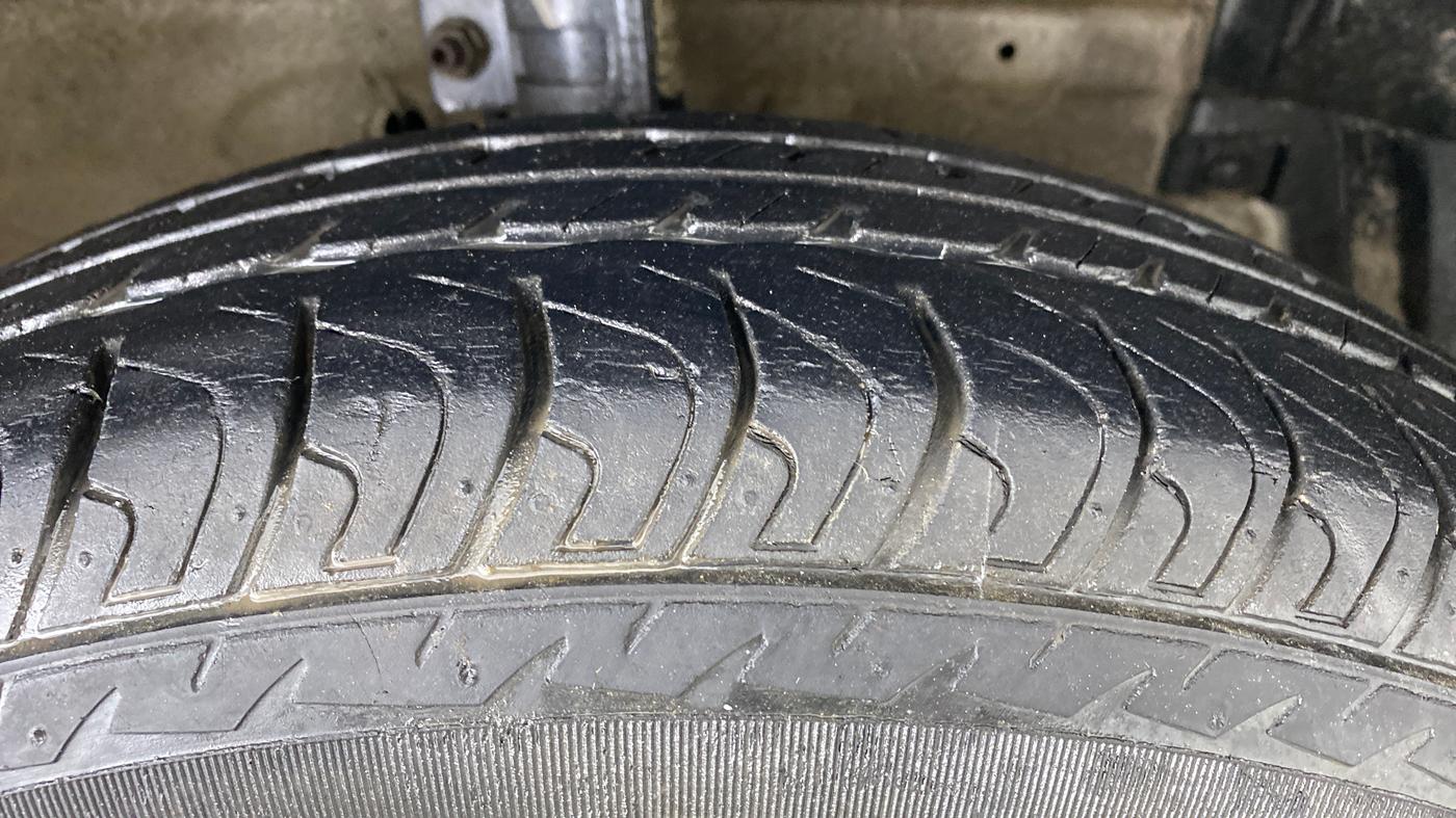 2015 Maruti Swift LXI (O), Petrol, Manual, 25,084 km, Right Front Tyre Tread