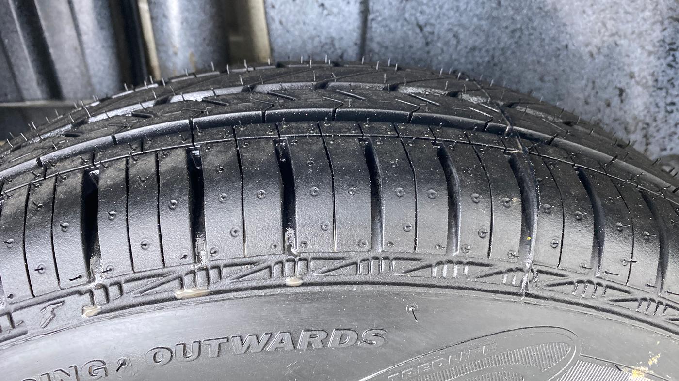 2015 Maruti Swift LXI (O), Petrol, Manual, 25,084 km, Right Rear Tyre Tread