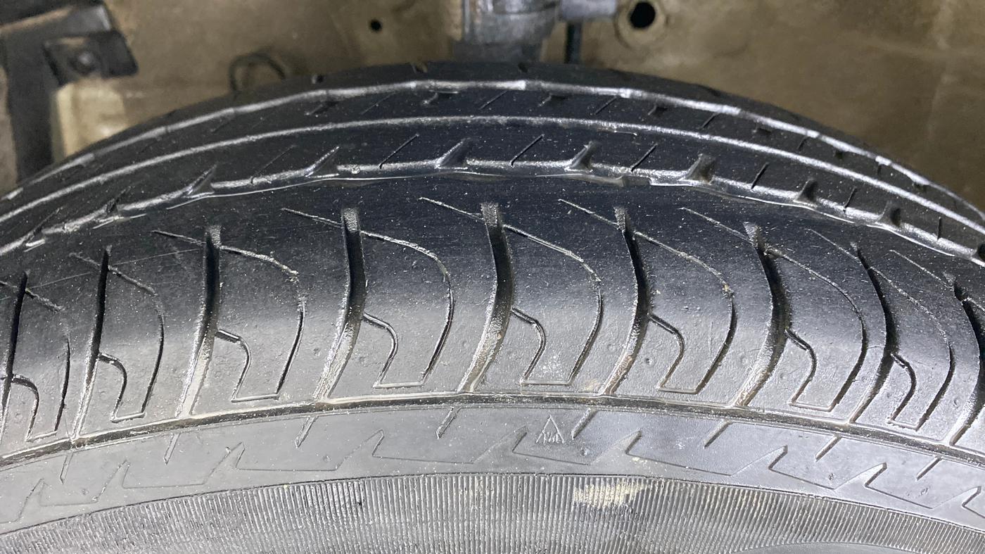 2015 Maruti Swift LXI (O), Petrol, Manual, 25,084 km, Left Front Tyre Tread