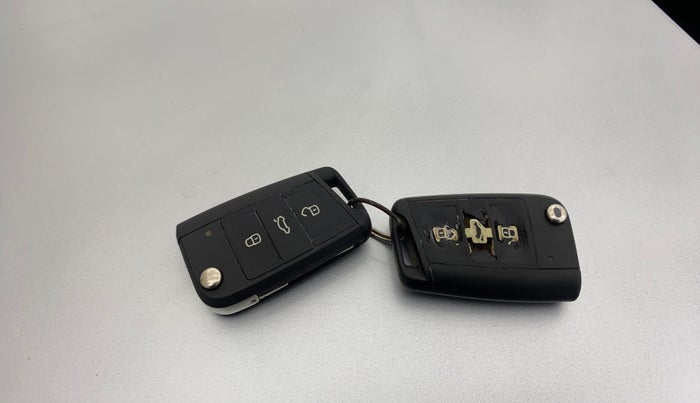 2013 Skoda Octavia ELEGANCE 2.0 TDI AT, Diesel, Automatic, 72,639 km, Key Close Up